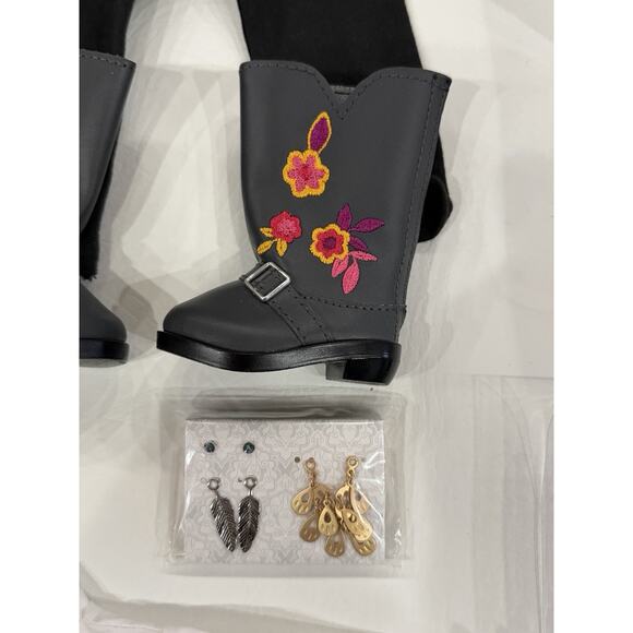 American Girl Saige 18" 2013 Doll COMPLETE w/ Book AND SEVERAL OUTFIT - Picture 11 of 14